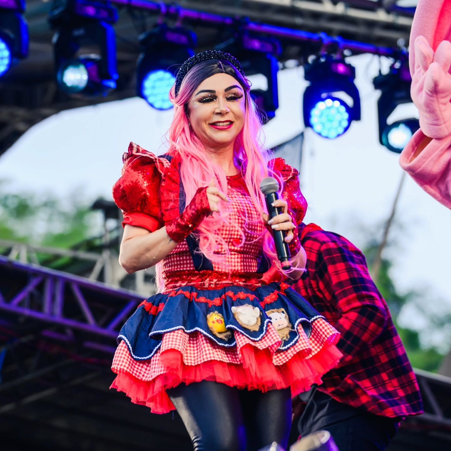 Tina Show cantando no palco do show A Fazenda Encantada