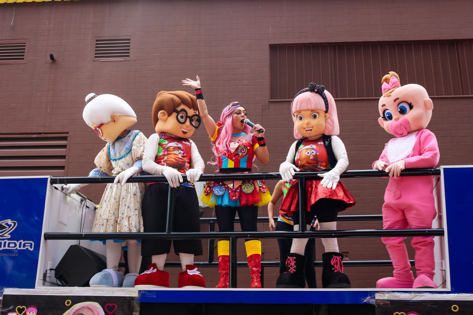 Personagens no trio elétrico do bloco infantil de Carnaval