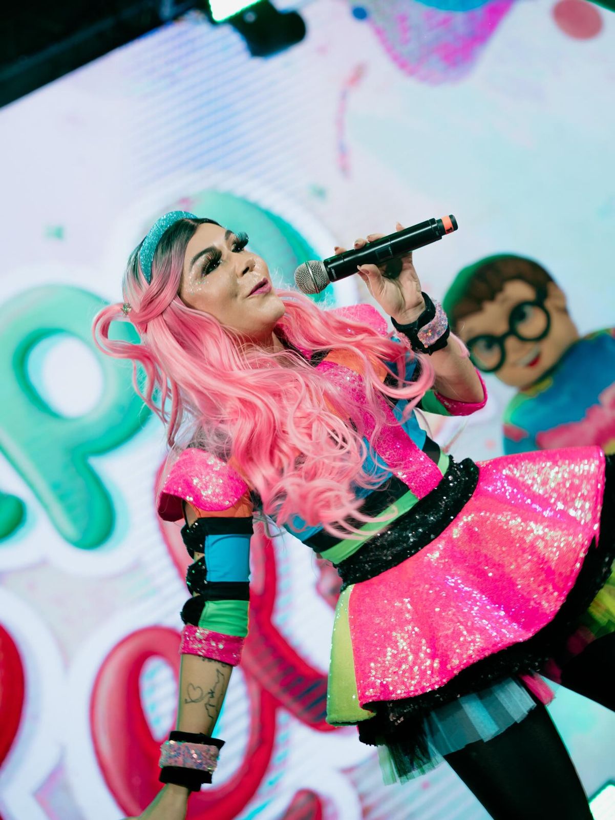 Tina Show cantando no show do Dia das Crianças
