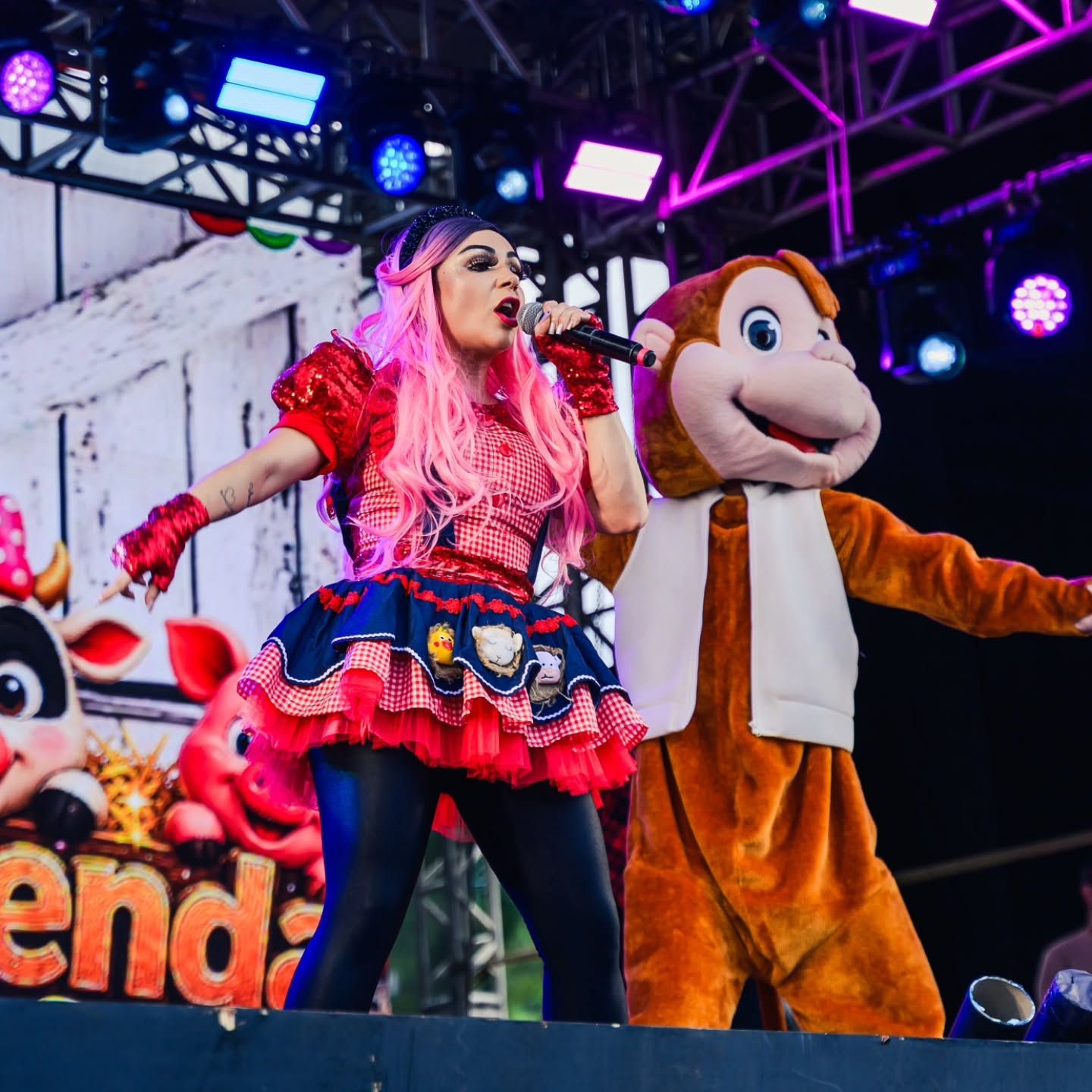 Tina Show no palco com personagem do show A Fazenda Encantada