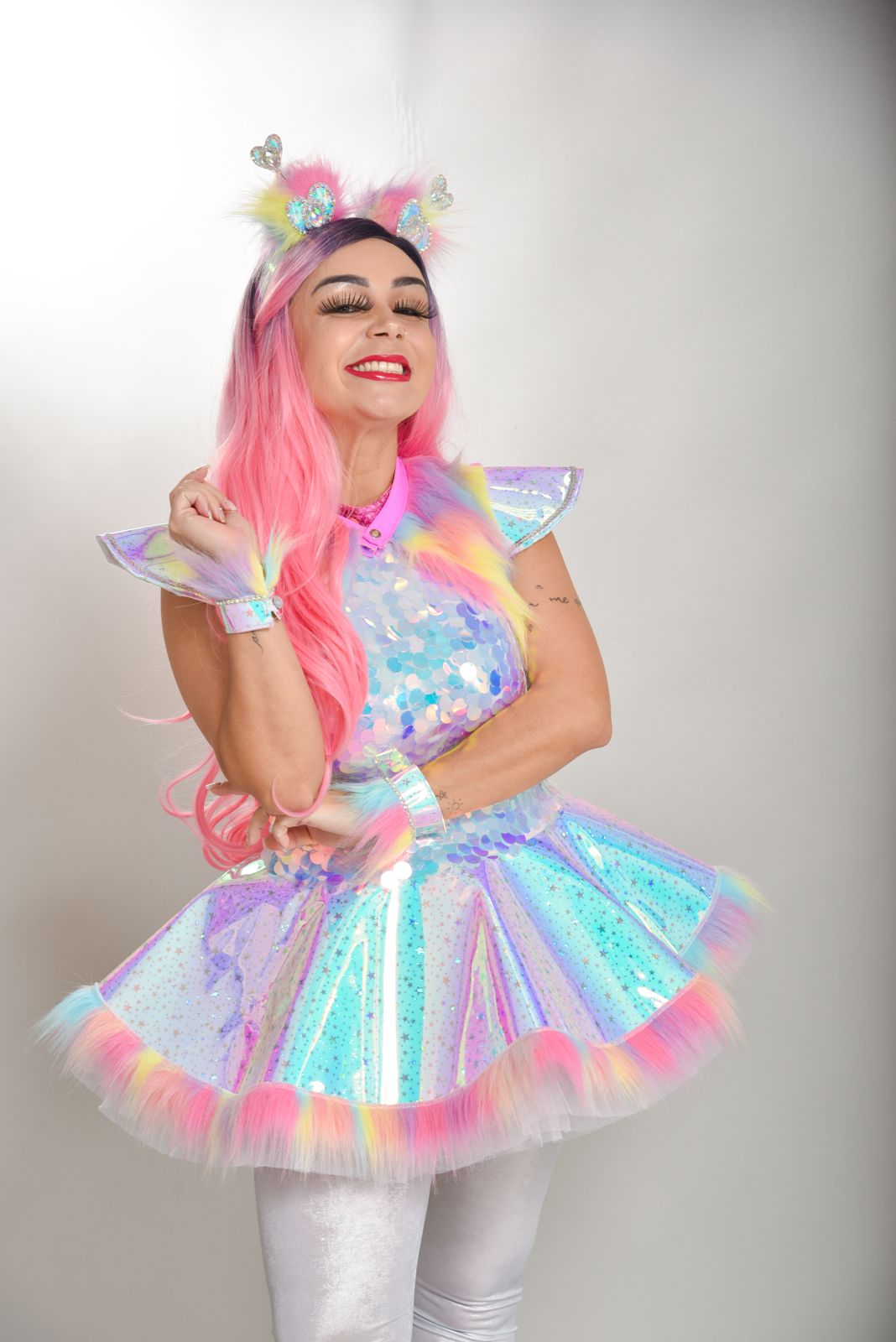 Tina Show sorrindo com figurino de unicórnio